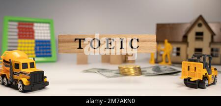 TOEIC-Text. Es wurde im Studio aufgenommen, auf einem Holzrahmen geschrieben. Weißer Hintergrund. Stockfoto