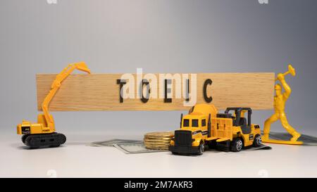 TOEIC-Text. Es wurde im Studio aufgenommen, auf einem Holzrahmen geschrieben. Weißer Hintergrund. Stockfoto