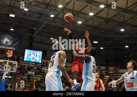 Neapel, Italien. 08. Januar 2023. Brandon Davies, Spieler von Olimpia Milano, kämpft um den Ball. 14. Tag Basket Lega Serie A, Gevi Napoli Basket schlug Olimpia Milano mit 87-81 Punkten in der Palabarbuto Sporthalle von Neapel. (Foto: Pasquale Gargano/Pacific Press) Kredit: Pacific Press Media Production Corp./Alamy Live News Stockfoto