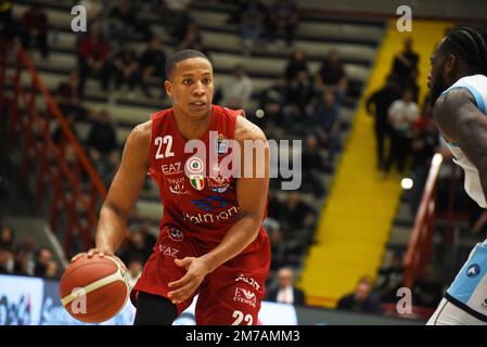 Neapel, Italien. 08. Januar 2023. Devon Hall, Spieler von Olimpia Milano, kämpft um den Ball. 14. Tag Basket Lega Serie A, Gevi Napoli Basket schlug Olimpia Milano mit 87-81 Punkten in der Palabarbuto Sporthalle von Neapel. (Foto: Pasquale Gargano/Pacific Press) Kredit: Pacific Press Media Production Corp./Alamy Live News Stockfoto
