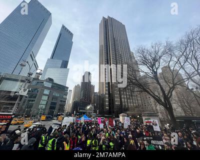 New York, Usa. 08. Januar 2023. Im Columbus Circle, New York City, versammeln sich Hunderte, um die Opfer von Flug PS752 zu ehren und zu gedenken und die aktuelle Revolution im Iran zu unterstützen. (Foto: Ryan Rahman/Pacific Press) Kredit: Pacific Press Media Production Corp./Alamy Live News Stockfoto