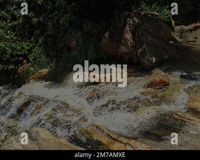 Wasserfluss in Gestein Stockfoto
