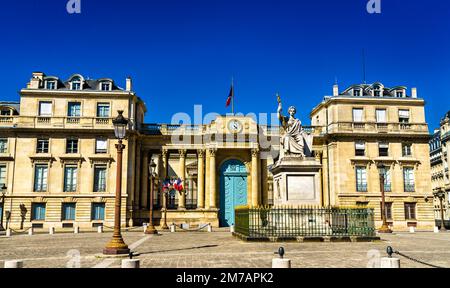 Bourbon Palace, die französische Nationalversammlung mit der Rechtsstatue in Paris, Frankreich Stockfoto