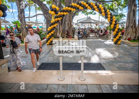 Honolulu, Hawaii - 31. Dezember 2022: Die Strandbar im berühmten Moana Surfrider ist für Silvesterfeiern dekoriert. Stockfoto