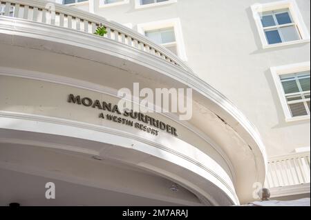 Honolulu, Hawaii - 31. Dezember 2022: Das Namensschild am Wahrzeichen Moana Surfrider in Waikiki. Stockfoto