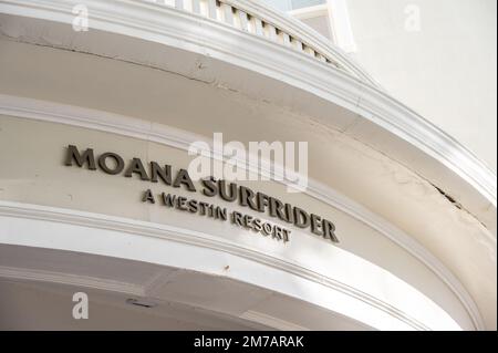 Honolulu, Hawaii - 31. Dezember 2022: Das Namensschild am Wahrzeichen Moana Surfrider in Waikiki. Stockfoto