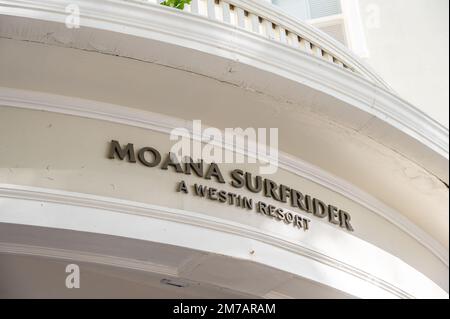 Honolulu, Hawaii - 31. Dezember 2022: Das Namensschild am Wahrzeichen Moana Surfrider in Waikiki. Stockfoto