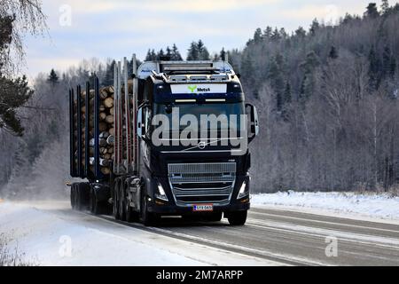 Neuer, schwarzer Volvo FH16 Holzfällerwagen des Transports Å Björkqvist transportiert Holzladungen im Winter entlang der Autobahn. Salo, Finnland. 27. Dezember 2021. Stockfoto