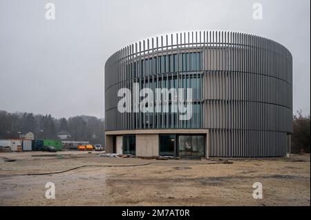 Coburg, Deutschland. 21. Dezember 2022. Außenansicht des Globe-Theaters. Der Bau des Globe-Theaters in Coburg schreitet voran. Ein Sprecher der Stadt sagte, dass das Eröffnungsdatum noch auf den 2023. September festgelegt sei. Dann beginnt die Theatersaison 2023/24. Das Globe Theater wird auf dem ehemaligen Gelände einer Frachtstation im Süden der Oberfränkischen Stadt erbaut. (Dpa „Construction of Coburg's Globe Theater Progress - London als Modell“) Kredit: Daniel Vogl/dpa/Alamy Live News Stockfoto