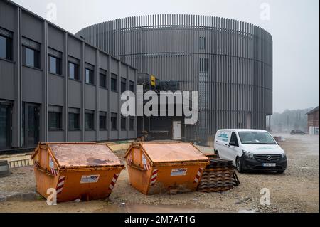 Coburg, Deutschland. 21. Dezember 2022. Außenansicht des Globe-Theaters. Der Bau des Globe-Theaters in Coburg schreitet voran. Ein Sprecher der Stadt sagte, dass das Eröffnungsdatum noch auf den 2023. September festgelegt sei. Dann beginnt die Theatersaison 2023/24. Das Globe Theater wird auf dem ehemaligen Gelände einer Frachtstation im Süden der Oberfränkischen Stadt erbaut. (Dpa „Construction of Coburg's Globe Theater Progress - London als Modell“) Kredit: Daniel Vogl/dpa/Alamy Live News Stockfoto