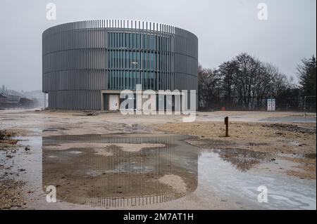 Coburg, Deutschland. 21. Dezember 2022. Außenansicht des Globe-Theaters. Der Bau des Globe-Theaters in Coburg schreitet voran. Ein Sprecher der Stadt sagte, dass das Eröffnungsdatum noch auf den 2023. September festgelegt sei. Dann beginnt die Theatersaison 2023/24. Das Globe Theater wird auf dem ehemaligen Gelände einer Frachtstation im Süden der Oberfränkischen Stadt erbaut. (Dpa „Construction of Coburg's Globe Theater Progress - London als Modell“) Kredit: Daniel Vogl/dpa/Alamy Live News Stockfoto