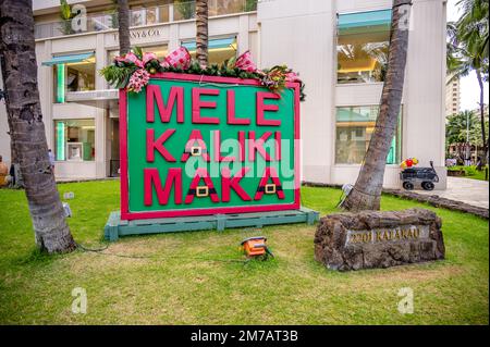 Honolulu, Hawaii - 1. Januar 2022: Mele Kalikimaka-Schild am Royal Hawaiian Shopping Center. Stockfoto