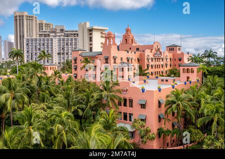 Honolulu, Hawaii - 1. Januar 2022: Blick auf das Royal Hawaiian Hotel in Waikiki. Stockfoto