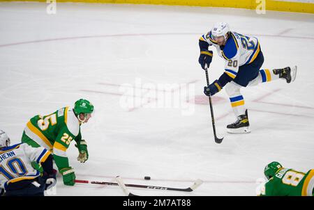 St. Paul, USA, 08. Januar 2023. St. Louis Blues Left Wing Brandon Saad (20) geht unter dem Stab von Minnesota Wild Defenseman Jonas Brodin (10) in das Zentrum von Brayden Schenn (25) und setzt Schenns Ziel im dritten Halbjahr am Sonntag, den 8. Januar 2023, im Xcel Energy Center in St. Paul, Minnesota. Die Minnesota Wild verlor gegen die St. Louis Blues 3-0. (Foto: Jeff Wheeler/Minneapolis Star Tribune/TNS/Sipa USA) Guthaben: SIPA USA/Alamy Live News Stockfoto