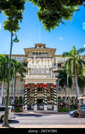 Honolulu, Hawaii - 2. Januar 2023: Das Wahrzeichen Moana Surfrider wurde für Weihnachtsfeiern dekoriert. Stockfoto