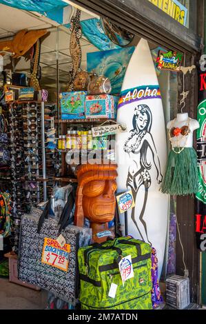 Honolulu, Hawaii - 2. Januar 2023: Souvenirladen für Touristen in Waikiki. Stockfoto