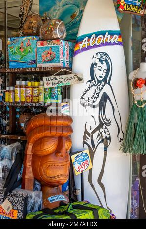 Honolulu, Hawaii - 2. Januar 2023: Souvenirladen für Touristen in Waikiki. Stockfoto