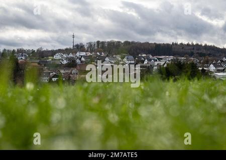 Laisa, Deutschland. 28. Dezember 2022. Blick auf das Dorf. Im Stadtteil Laisa in Battenberg (Eder) im Stadtteil Waldeck-Frankenberg informiert ein lokales Anrufsystem die Einwohner über Nachrichten. (Dpa 'Seltene Reliquie: Lokale Anrufsysteme in Hessen liefern Dorfnachrichten') Kredit: Swen Pförtner/dpa/Alamy Live News Stockfoto