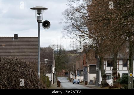 Laisa, Deutschland. 28. Dezember 2022. Ein Lautsprecher des Dorffunksystems ist an eine Straßenlampe im Dorf angeschlossen. Im Stadtteil Laisa in Battenberg (Eder) im Stadtteil Waldeck-Frankenberg informiert ein Dorfrufsystem die Bewohner über Nachrichten. (Dpa 'Seltene Reliquie: Dorfrufsysteme in Hessen liefern Dorfnachrichten') Kredit: Swen Pförtner/dpa/Alamy Live News Stockfoto