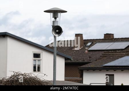 Laisa, Deutschland. 28. Dezember 2022. Ein Lautsprecher des Dorffunksystems ist an eine Straßenlampe im Dorf angeschlossen. Im Stadtteil Laisa in Battenberg (Eder) im Stadtteil Waldeck-Frankenberg informiert ein Dorfrufsystem die Bewohner über Nachrichten. (Dpa 'Seltene Reliquie: Dorfrufsysteme in Hessen liefern Dorfnachrichten') Kredit: Swen Pförtner/dpa/Alamy Live News Stockfoto