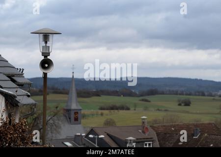 Laisa, Deutschland. 28. Dezember 2022. Ein Lautsprecher des Dorffunksystems ist an eine Straßenlampe im Dorf angeschlossen. Im Stadtteil Laisa in Battenberg (Eder) im Stadtteil Waldeck-Frankenberg informiert ein Dorfrufsystem die Bewohner über Nachrichten. (Dpa 'Seltene Reliquie: Dorfrufsysteme in Hessen liefern Dorfnachrichten') Kredit: Swen Pförtner/dpa/Alamy Live News Stockfoto