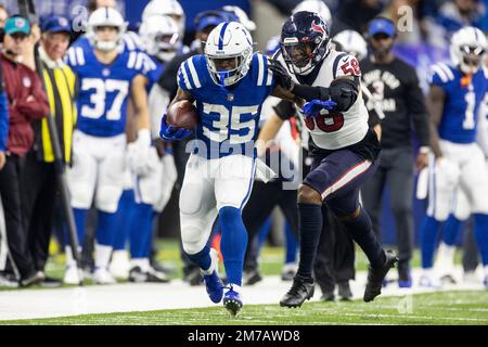 Indianapolis, Indiana, USA. 08. Januar 2023. Indianapolis Colts Running Back Deon Jackson (35) läuft mit dem Ball, während Houston Texans Linebacker Christian Kirksey (58) während des NFL-Spiels in Indianapolis, Indiana, verfolgt wird. John Mersits/CSM/Alamy Live News Stockfoto