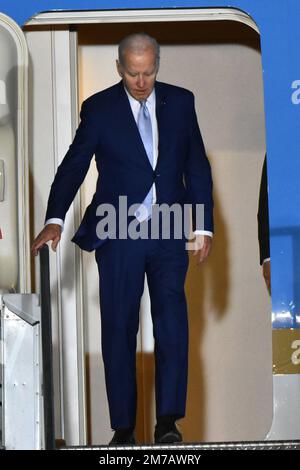 Nicht exklusiv: 8. Januar 2022, Mexiko-Stadt, Mexiko: US-Präsident Joe Biden trifft anlässlich seines Besuchs am Flughafen Santa Lucia (Felipe Angeles) ein Stockfoto