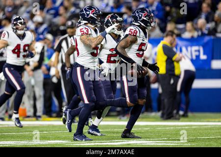 Indianapolis, Indiana, USA. 08. Januar 2023. Der Linebacker der Houston Texans, Christian Kirksey (58), feiert mit seinen Teamkollegen beim NFL-Spiel gegen die Indianapolis Colts in Indianapolis, Indiana, die Erholungsfumble. John Mersits/CSM/Alamy Live News Stockfoto