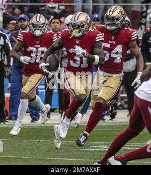 Santa Clara, Usa. 08. Januar 2023. San Francisco 49ers Safety Tashaun Gipson Sr. (31) gibt am Sonntag, den 8. Januar 2023, einen abgefangenen Pass des Arizona Cardinals Quarterbacks David Blough 12 Yards im zweiten Quartal im Levi's Stadium in Santa Clara, Kalifornien, zurück. Die 49ers besiegten die Cardinals 38-13. Foto: Terry Schmitt/UPI Credit: UPI/Alamy Live News Stockfoto