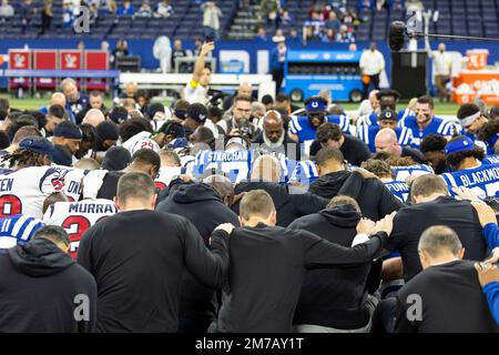 Indianapolis, Indiana, USA. 08. Januar 2023. Spieler und Mitarbeiter von Houston Texans und Indianapolis Colts versammeln sich vor dem NFL-Spiel in Indianapolis, Indiana, im Mittelfeld. John Mersits/CSM/Alamy Live News Stockfoto