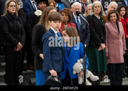 Logan Evans und Abigail Evans, Kinder der USA Capitol Police Officer William 'Billy' Evans nehmen an einer parteiübergreifenden Gedenkveranstaltung zum zweiten Jahrestag des Angriffs auf das US Capitol am 6. Januar 2021 in Washington, DC, USA, Freitag, 6. Januar Teil, 2023. Foto von Rod Lamkey/CNP/ABACAPRESS.COM Stockfoto