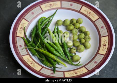 Eine Sammlung von bunten Gemüsesorten, die Kürbis, Bitter Gourd, Grüne Banane und Marienfinger enthalten, ist eine gute Nahrungsquelle für Kinder. Stockfoto