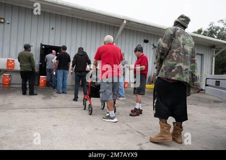 Tampa, Florida, USA. 31. Dezember 2022. Tampa Hope Bewohner warten am Samstagmorgen auf das Frühstück. (Kreditbild: © Robin Rayne/ZUMA Press Wire) Stockfoto