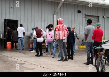 Tampa, Florida, USA. 31. Dezember 2022. Die Bewohner von Tampa Hope stellen sich vor dem Speisesaal des Shelters für das Frühstück am Samstagmorgen ein. (Kreditbild: © Robin Rayne/ZUMA Press Wire) Stockfoto