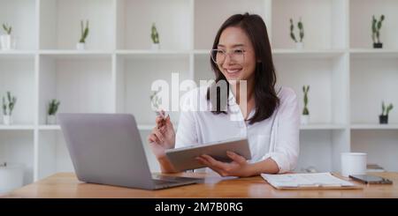 Administrator für Geschäftsleute Finanzprüfer, der den Bericht erstellt und den Saldo berechnet. Internes Erlös- und Buchhaltungskonzept Stockfoto