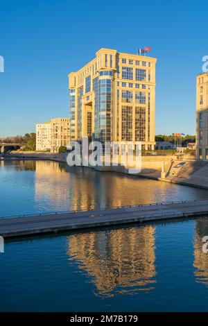 Montpellier, Frankreich - 01 05 2023 : Stadtblick auf das Hotel de Region oder die Provinzhalle mit Reflexion im Lez vor Sonnenuntergang Stockfoto