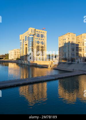 Montpellier, Frankreich - 01 05 2023 : Stadtblick auf das Hotel de Region oder die Provinzhalle mit Reflexion auf dem Lez vor Sonnenuntergang Stockfoto