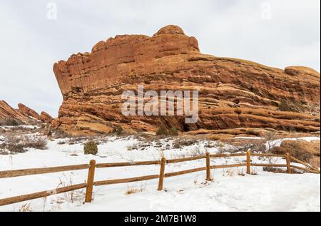 Malerische Winterlandschaft im Red Rocks Park in der Nähe von Morrison, Colorado Stockfoto