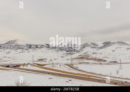 Die Straßen in der Nähe von Morrison, Colorado, bieten einen unvergleichlichen Blick auf die Winterlandschaft Stockfoto