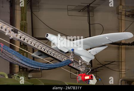 Ein unbemanntes Luftfahrzeug, um den Feind anzugreifen, eine Drohne auf der Startplattform. Drohnen-Katapult. Stockfoto