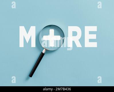 Streben nach mehr Leistung oder Verbesserung. Mehrwert. Die Messlatte höher legen. Höhere Erwartungen oder Standards. Das Wort "mehr" mit einem Pluszeichen und "Minnie" Stockfoto