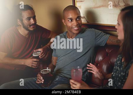 Wir haben eine tolle Nacht zusammen verbracht. Eine Gruppe von Freunden, die sich in der Bar amüsieren. Stockfoto