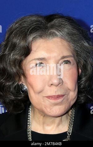 Palm Springs, Kalifornien. 6. Januar 2023. Lily Tomlin bei Ankunft für 80 FÜR BRADY World Premiere beim jährlichen Palm Springs International Film Festival 34., Richards Center for the Arts an der Palm Springs High School, Palm Springs, CA 6. Januar 2023. Kredit: Priscilla Grant/Everett Collection/Alamy Live News Stockfoto