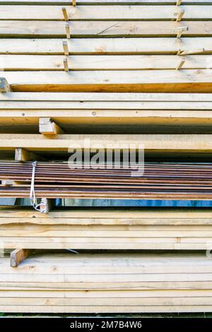 Gestapeltes Holz. Auf dem Holzgelände zum Verkauf bereites Holz. Widerstandsfähiges Holz. Stockfoto