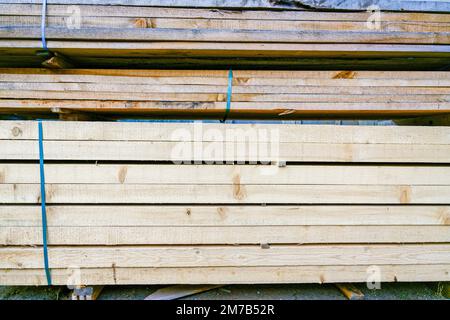 Gestapeltes Holz. Auf dem Holzgelände zum Verkauf bereites Holz. Widerstandsfähiges Holz. Stockfoto