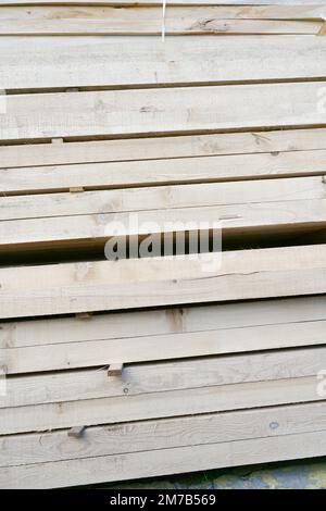 Gestapeltes Holz. Auf dem Holzgelände zum Verkauf bereites Holz. Widerstandsfähiges Holz. Stockfoto