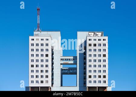 Kaliningrad, Russland - 04.16.2022 - Haus der Sowjets in Kaliningrad, Russland, verlassenes Hochhaus mit unfertiger Muschelkonstruktion. Beau Stockfoto