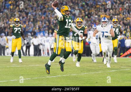 Green Bay, Wisconsin, USA. 8. Januar 2023. Der Quarterback der Green Bay Packers Aaron Rodgers (12) wirft den Ball während eines Fußballspiels gegen die Detroit Lions in Green Bay, Wisconsin, weg. Kirsten Schmitt/Cal Sport Media/Alamy Live News Stockfoto