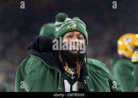 Green Bay, Wisconsin, USA. 8. Januar 2023. Die Green Bay Packers laufen zurück Aaron Jones (33) lächelt an der Seitenlinie während eines Fußballspiels gegen die Detroit Lions in Green Bay, Wisconsin. Kirsten Schmitt/Cal Sport Media/Alamy Live News Stockfoto