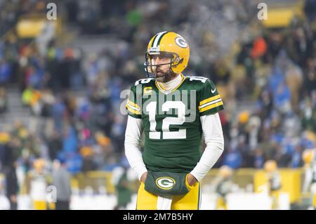 Green Bay, Wisconsin, USA. 8. Januar 2023. Der Quarterback der Green Bay Packers Aaron Rodgers (12) ist bereit für ein Fußballspiel gegen die Detroit Lions in Green Bay, Wisconsin. Kirsten Schmitt/Cal Sport Media/Alamy Live News Stockfoto